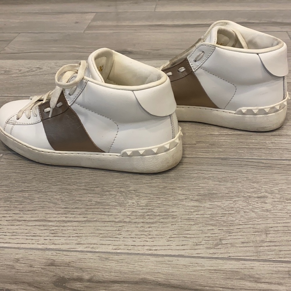 Valentino high top white/gold Rockstud sneakers